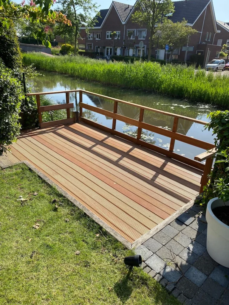 Vlonder aan het water
